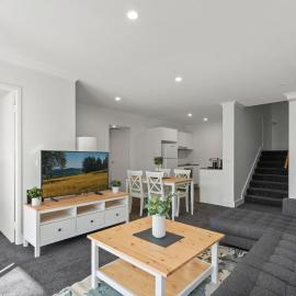 Central Braddon Retreat with Balcony & Pool Access, hotel in Turner
