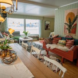 Fredfullt hus ved Oksfjordvannet, hotel em Storslett