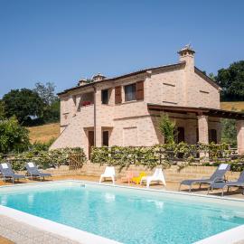 Villa Aurora - Osimo, nuova villa con piscina，奧西莫的飯店