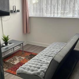 Penn Gardens Flats 1 - 2 , Rooms 3 - 4, Hotel in Havering