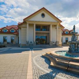 Pałac w Konarach Resort SPA & Conference, hotel u gradu Konary