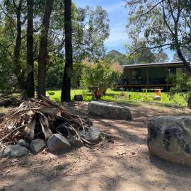 Private country Cabin 1 Bedroom, hotel in Landsborough