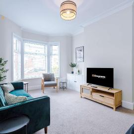 Spacious & Modern House in Crewe by 53 Degrees Property, Ideal for Long Term, Sleeps 8!, Hotel in Crewe