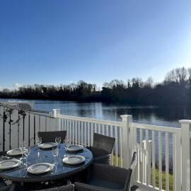 Pet-Friendly Waterside Lodge - Cotswold Water Park، فندق في سيرنسيستر
