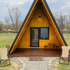 Tîrpeşti में, होटल Glamping La Octav