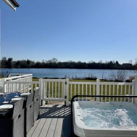 Lakefront w Hot Tub Sunset Views - Medway Lodge โรงแรมในเซาธ์เซอร์นีย์