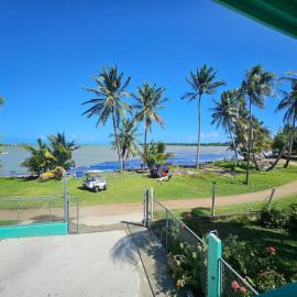 Mami Ana Beach House, The Oceanfront Rest Hideaway !, hotel em Ceiba