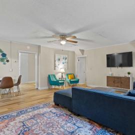 The Mid-Century Hub Close to Everything, hotel in Columbia