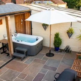 The Nest Close to York with Hot Tub، فندق في Barmby on the Marsh