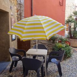 HOST4U - AGRITURISMO Il Geco I, Appartamento unico tipico nella Roccia, hotell i Civezza