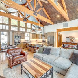 'Chelan Mountain Retreat' Chalet w/ Fire Pit!, hôtel à Chelan