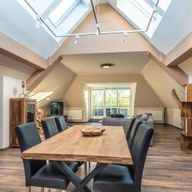 Suite ODINS HALLE - Odins Blick Wohnung 8 - direkt am Privatstrand, Sauna, Garten, hotell i Lobbe