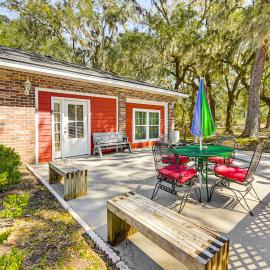 3 Mi to Dtwn Beaufort: Quiet Family Home w/ Yard, hotel in Beaufort
