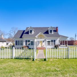 10 Mi to Caddo Lake: Charming Cottage in Vivian!, hótel í Vivian