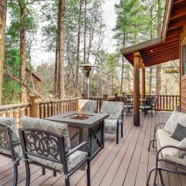 Outdoor Oasis: Family-Friendly Cabin in Show Low!, hotel em Show Low
