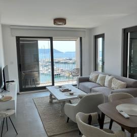 Beachfront apartment with sea view