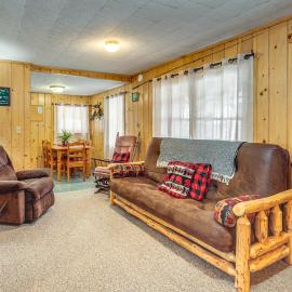 South Twin Lake Cabin w/ Seasonal Dock & Slip!, hotel u gradu Conover