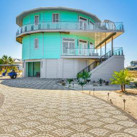 Golf Cart + Elevator: Retreat 1 Block to Beach, hotel in Pensacola Beach