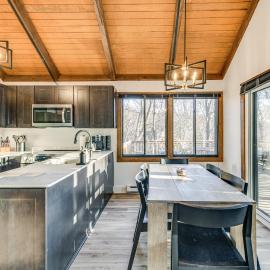 Walk to Ski Slopes: Wintergreen Resort ‘Treehouse’, hotel u gradu Beech Grove