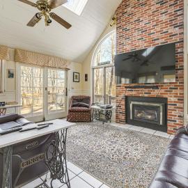Waterfront Home w/ Boat Dock & Sunroom in Gardiner, hotel i Gardiner