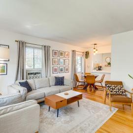 2 Mi to Griffith Park: Chic Home w/ Private Patio, hotel em Burbank