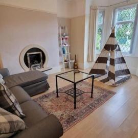 Near city centre sleeps 11, 4-spacious Bed rooms,2-Lounges 2-toilets 1-kitchen ideal Familys&Groups