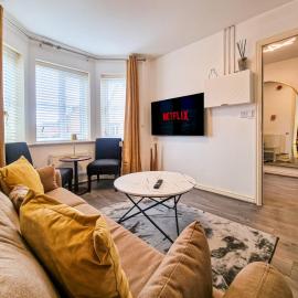 The Shropshire - Sleeps 8 - Coventry, Groups, 100GB WiFi, Luxury, Parking, hotel di Parkside