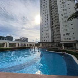Bed and Pool in Hostel Apartment Avida Towers Cebu IT Park, hotel v mestu Cebu City
