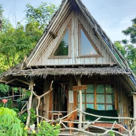 Bamboo Hut Alpha Hotel、Malukのホテル