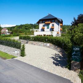 Pension Ježník โรงแรมในคาร์นอฟ