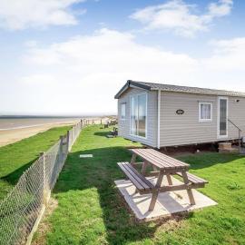 Castaways Beach Resort, hotel in Bacton