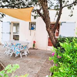 Rez de jardin climatisé avec grande terrasse, hotel in Gruissan