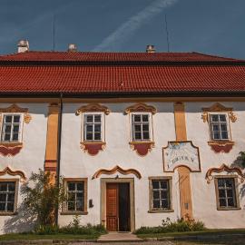 Zámeček Ostrov, hotel a Ostrov