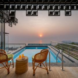 SaffronStays Nautica - 5BR hilltop villa with rooftop pool, sea views & modern interiors surrounded by greenery, hotelli kohteessa Harnai