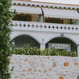 Roptro Rooms, hotell i Parga