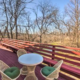 Creek Access & Deck: ‘Runningwater’ Lancaster Gem, hotel in Lancaster
