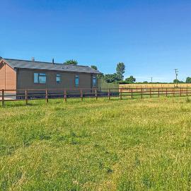 Larkrise Farm Lodges, hotel in Babcary