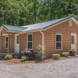 Modern Cabin in the Woods with Hot Tub, hotel in Travelers Rest
