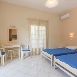 Marilou's Studios - 3 mins from the beach