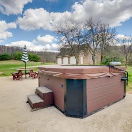 Game Room & On-Site Pond: Laurelville Retreat!, hotel u gradu Laurelville