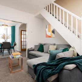 Entire 2 Bedroom Apartment-Free Parking & Super fast Internet - Sleeps 6, hotel di Birkenhead