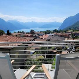 IseoLakeRental - The View, khách sạn ở Solto Collina