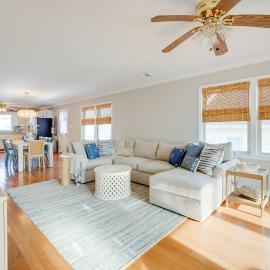 Cozy porch, BBQ & yard with walk to beach