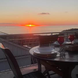 Attico con terrazza fronte mare a Cavi di Lavagna, hotel em Lavagna