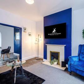 Charming 2 Bed House, Sleeps 6, Free parking, Contractors welcome, hotel in Elland