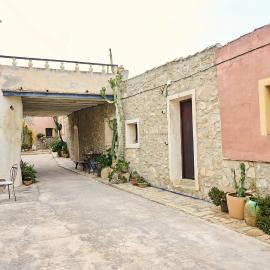 Apartamentos La Fàbrica، فندق في Agost