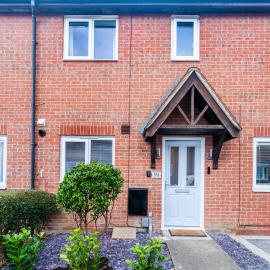 Recently refurbished 2 Bed Elegant home with Parking in Harlow, hotel in Harlow