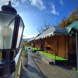 Palki Camps and Resorts, hótel í Kailāna