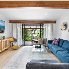 Stylish Townhouse, private courtyard walk to beach, hotel in Noosaville