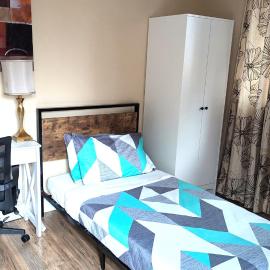 NARVAEZ COZY room with a private bathroom and private entrance, hotel u gradu Kembel